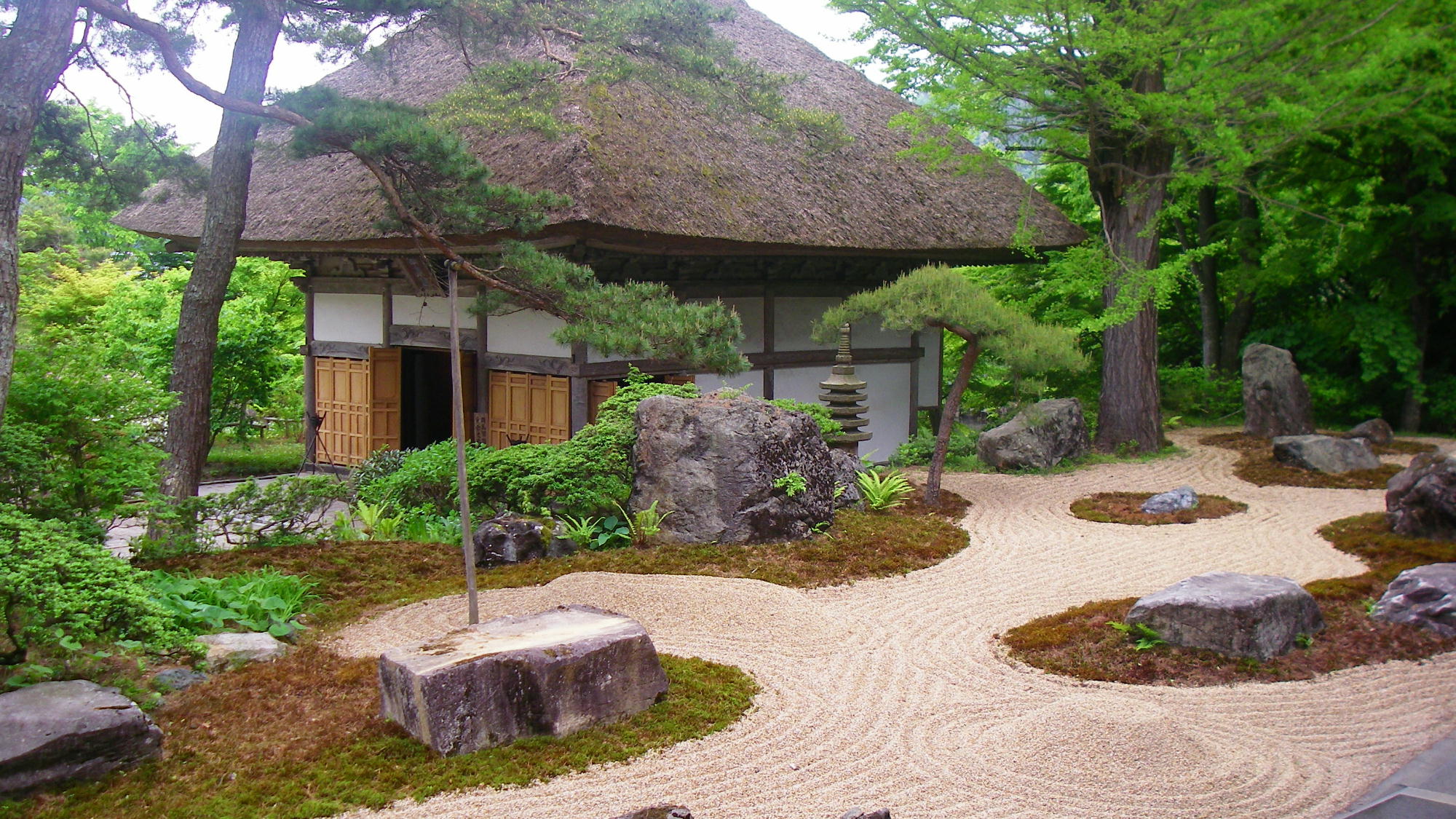 青龍山 吉祥寺　〈お車 25分〉四季折々の風景や草花が楽しめます。