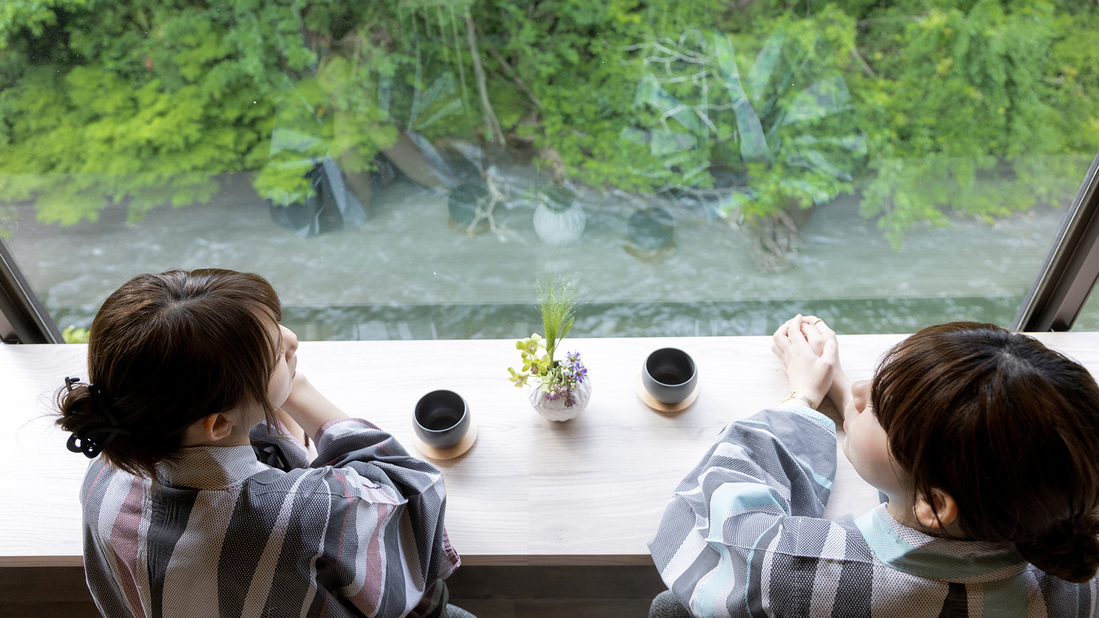 いつもと同じお茶を飲みながらの会話も、旅先では「特別なティータイム」に早変わり♪