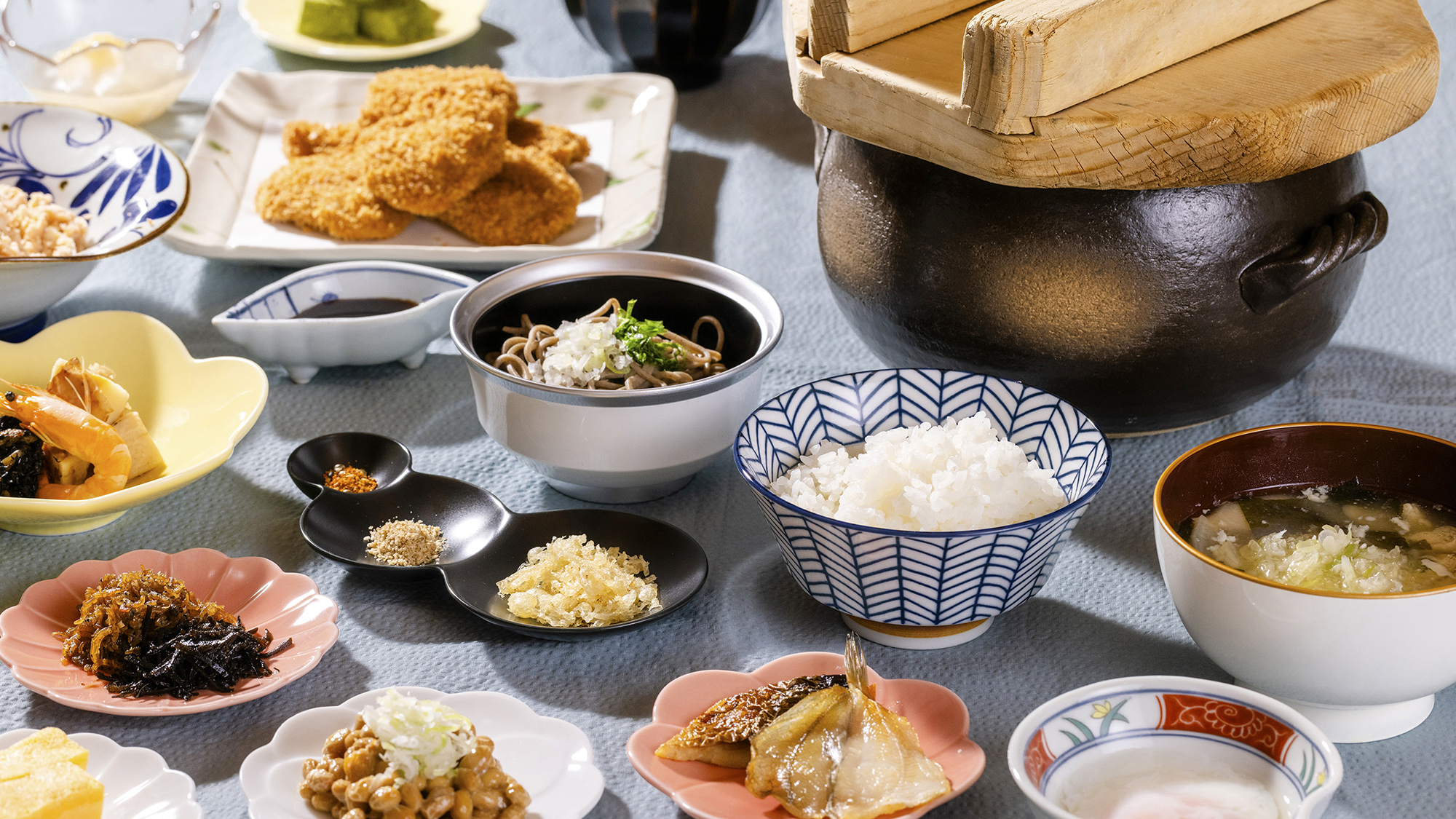 【朝食】 具だくさんのめった汁や焼き魚、海老の旨煮など、多彩なおかずを自由にお選びいただけます。