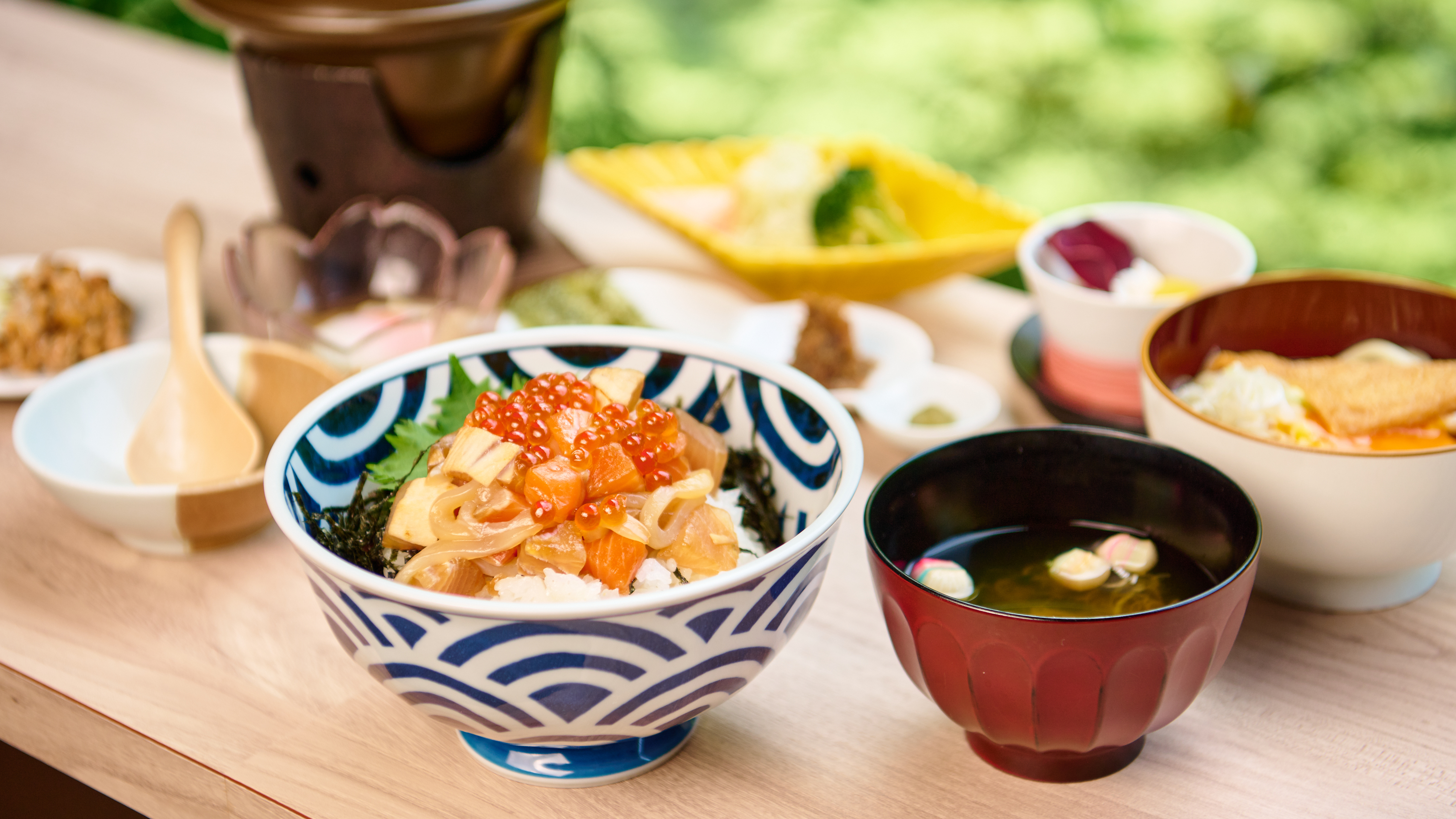 【朝食　選べる一品】 「朝から、海のごちそうを丼いっぱい楽しむ海鮮漬け丼」 