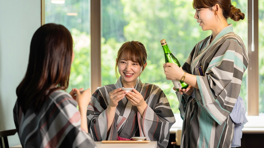 無料サービスのひとつ【地酒飲み比べ】地元の銘酒を自由にどうぞ♪晴れた日には渓谷を眺めながらも◎