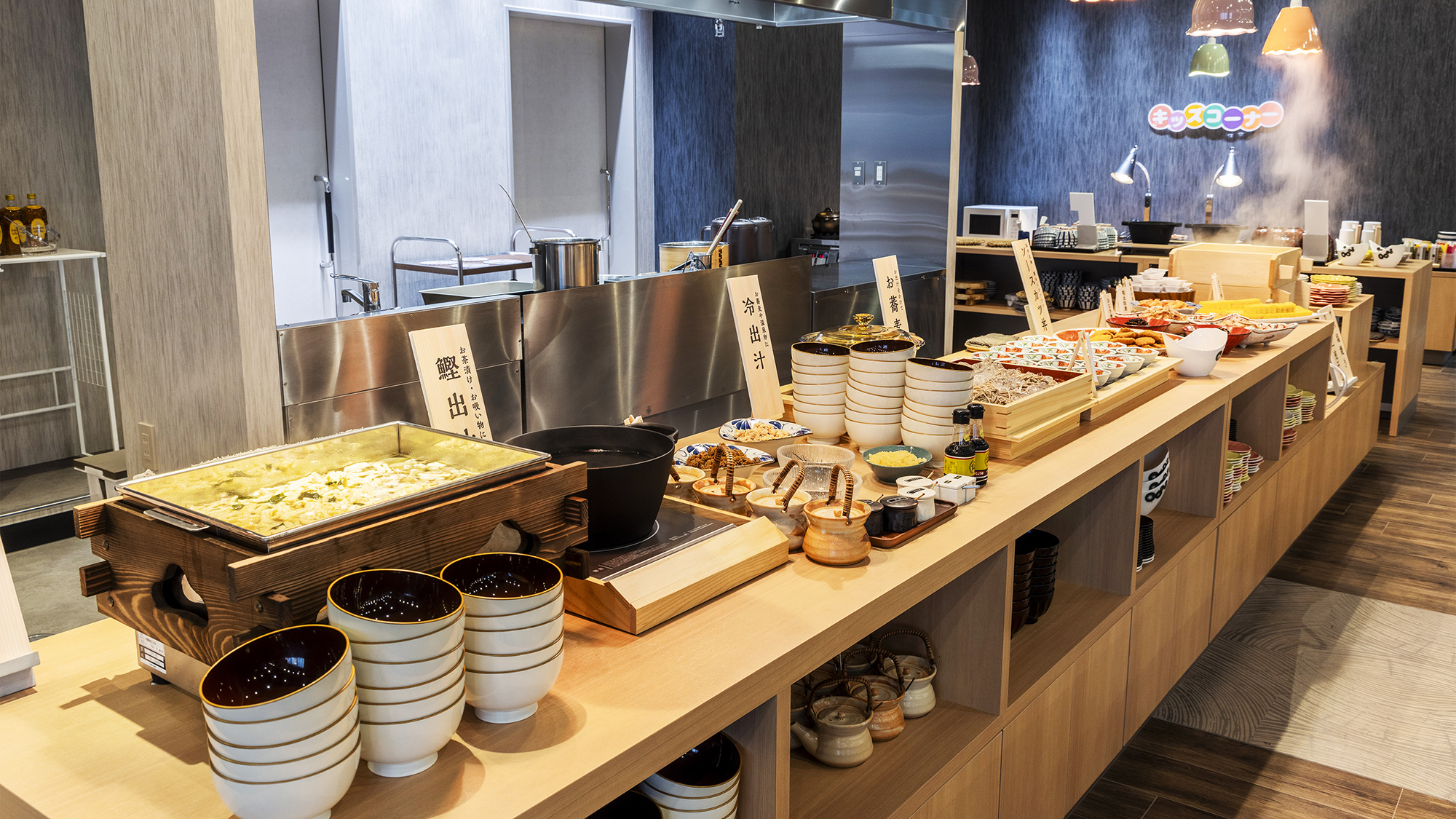 【朝食】 量もメニューも好みで楽しめる和朝食。キッズコーナーもご用意。