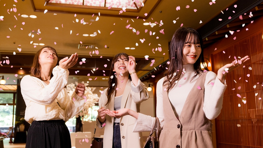 まず出迎えるは、舞い散る桜吹雪。日本の風情を年中楽しんでいただきたい、久兵衛からのサプライズ。