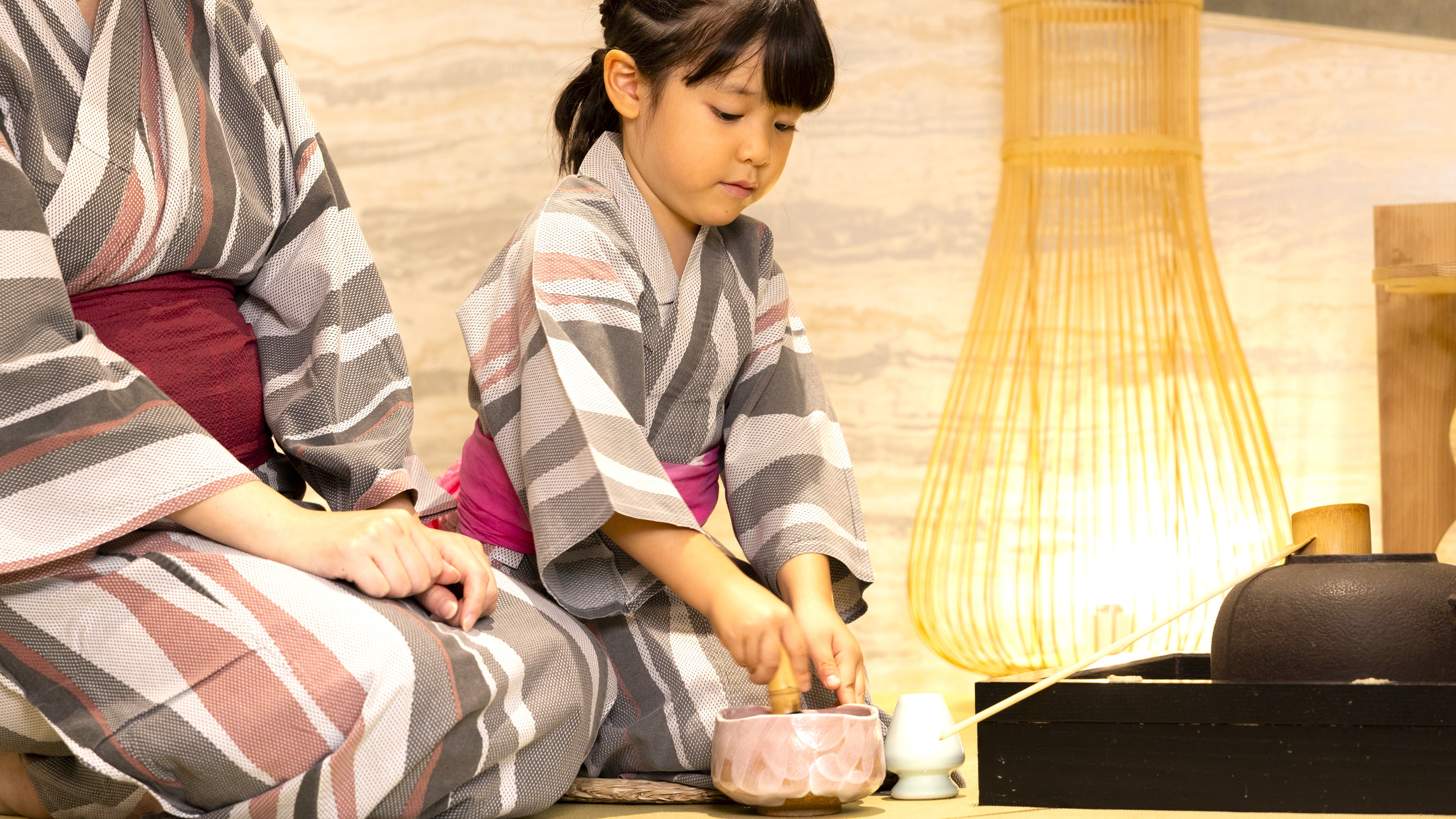 お子様も自由に楽しめる抹茶点て体験