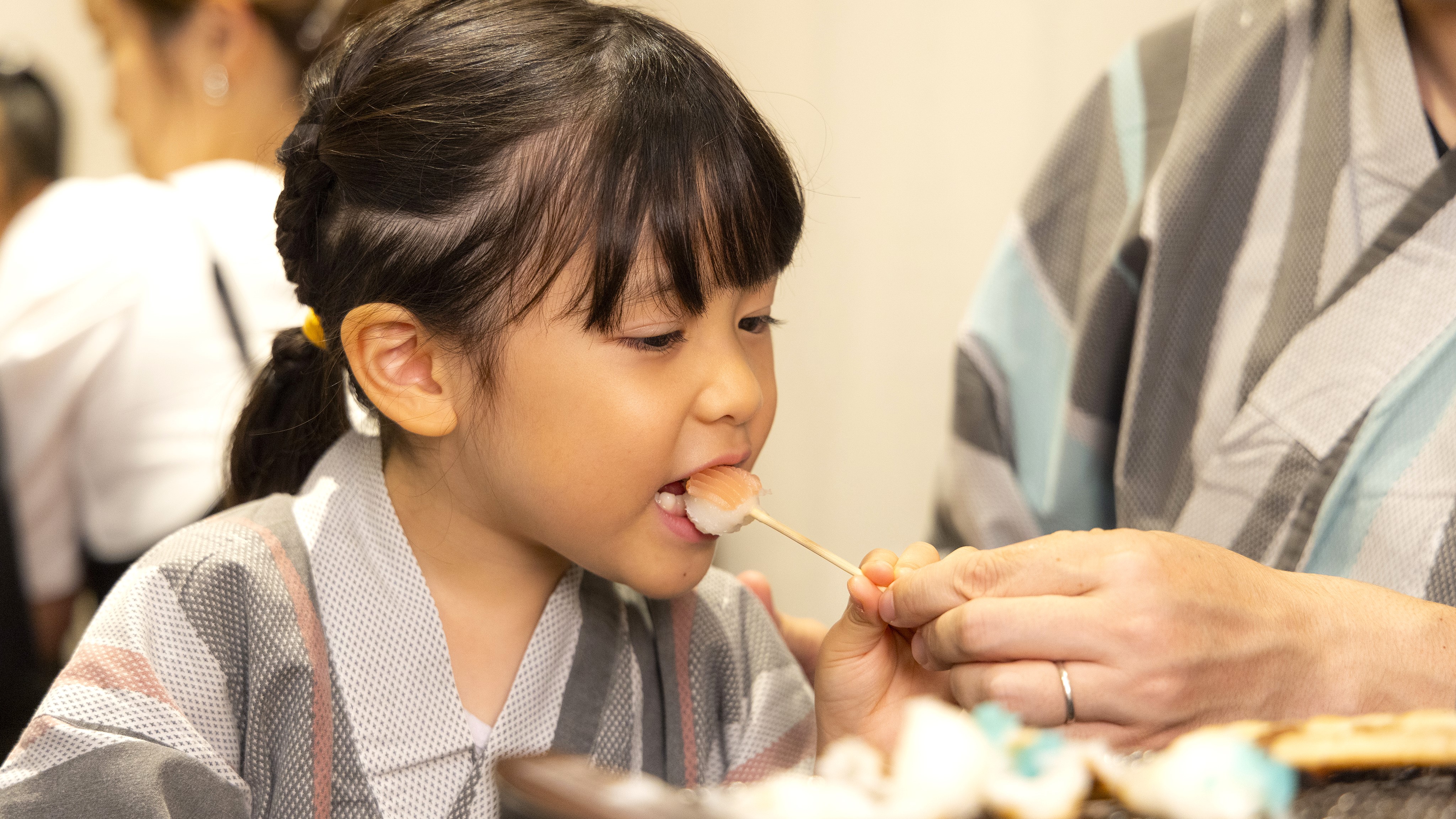 【手焼き体験】 好みの焼き加減になったら、好きなトッピングをつけて・・・♪焼きたての美味しさは格別！