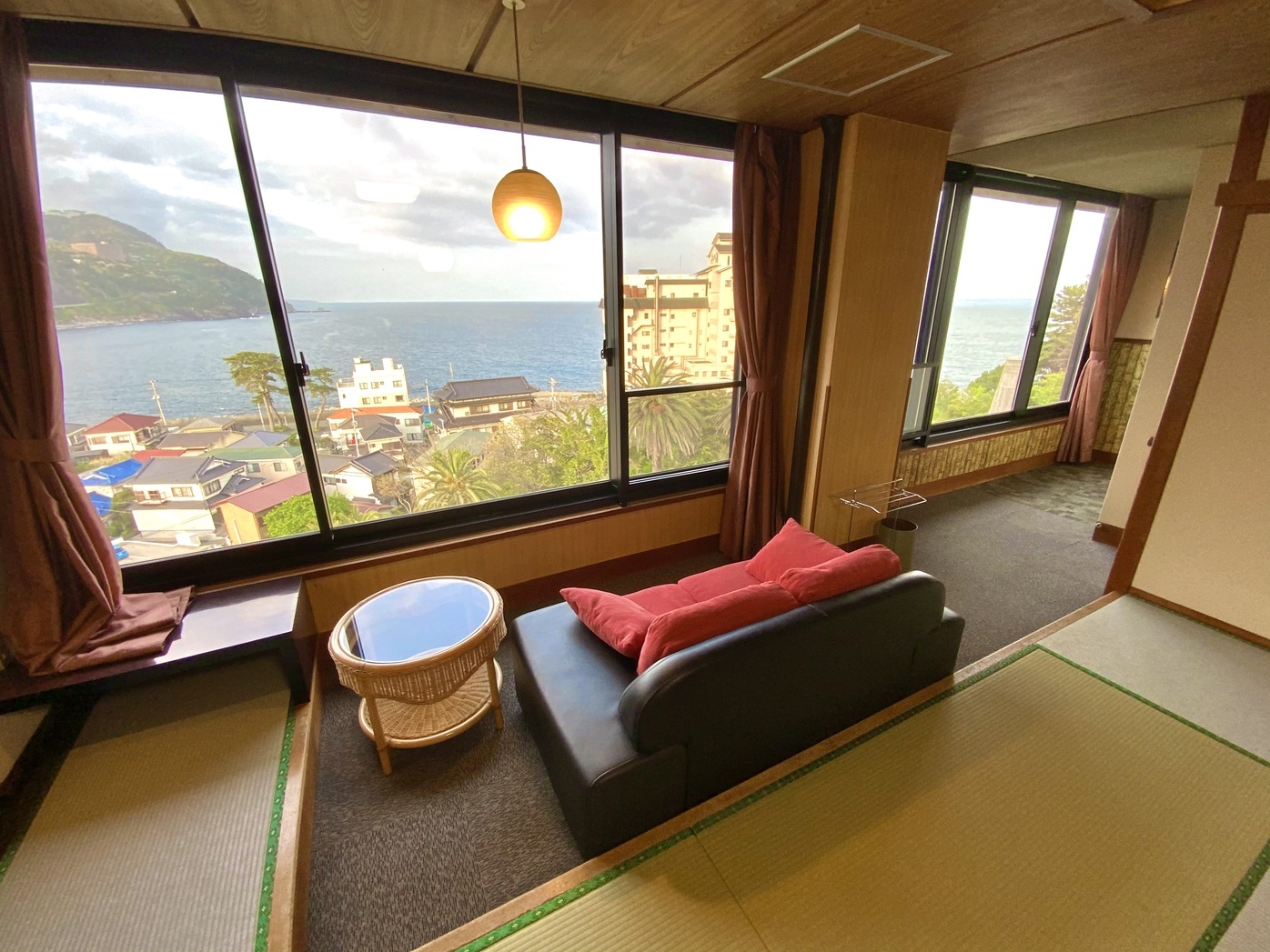【和室１４畳L広縁】　大きな窓から稲取の海を望む景色