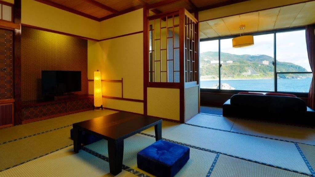 【和室１２畳＋広縁】大きな窓から稲取の海を望む景色