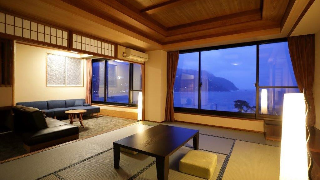 【和室１８畳＋リビングルーム】大きな窓から海を望む絶景