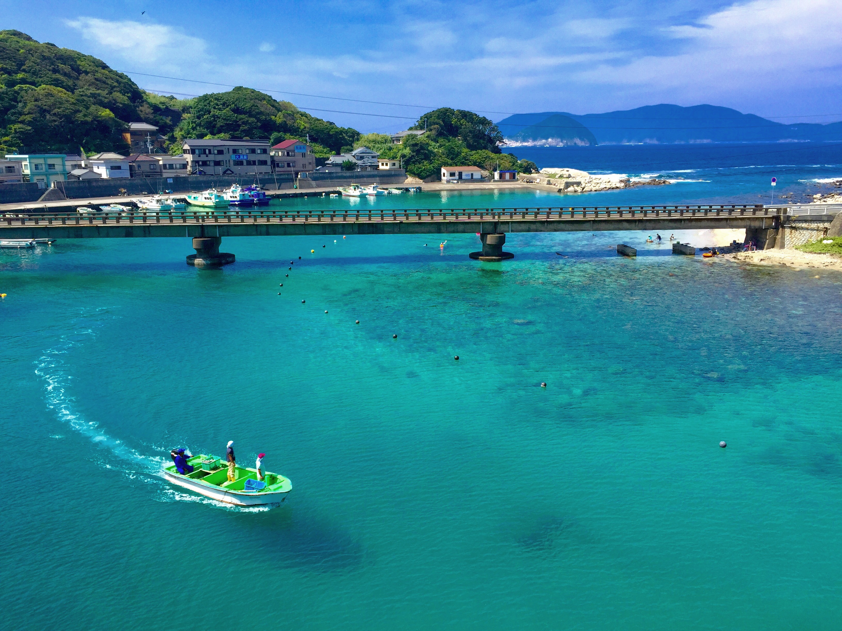 透き通る海