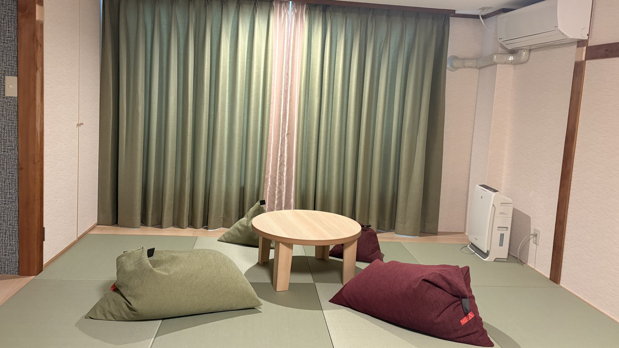 リニューアル和洋モダン10帖。カーテンは地元名産品の【富士吉田の織物】を使用しております。