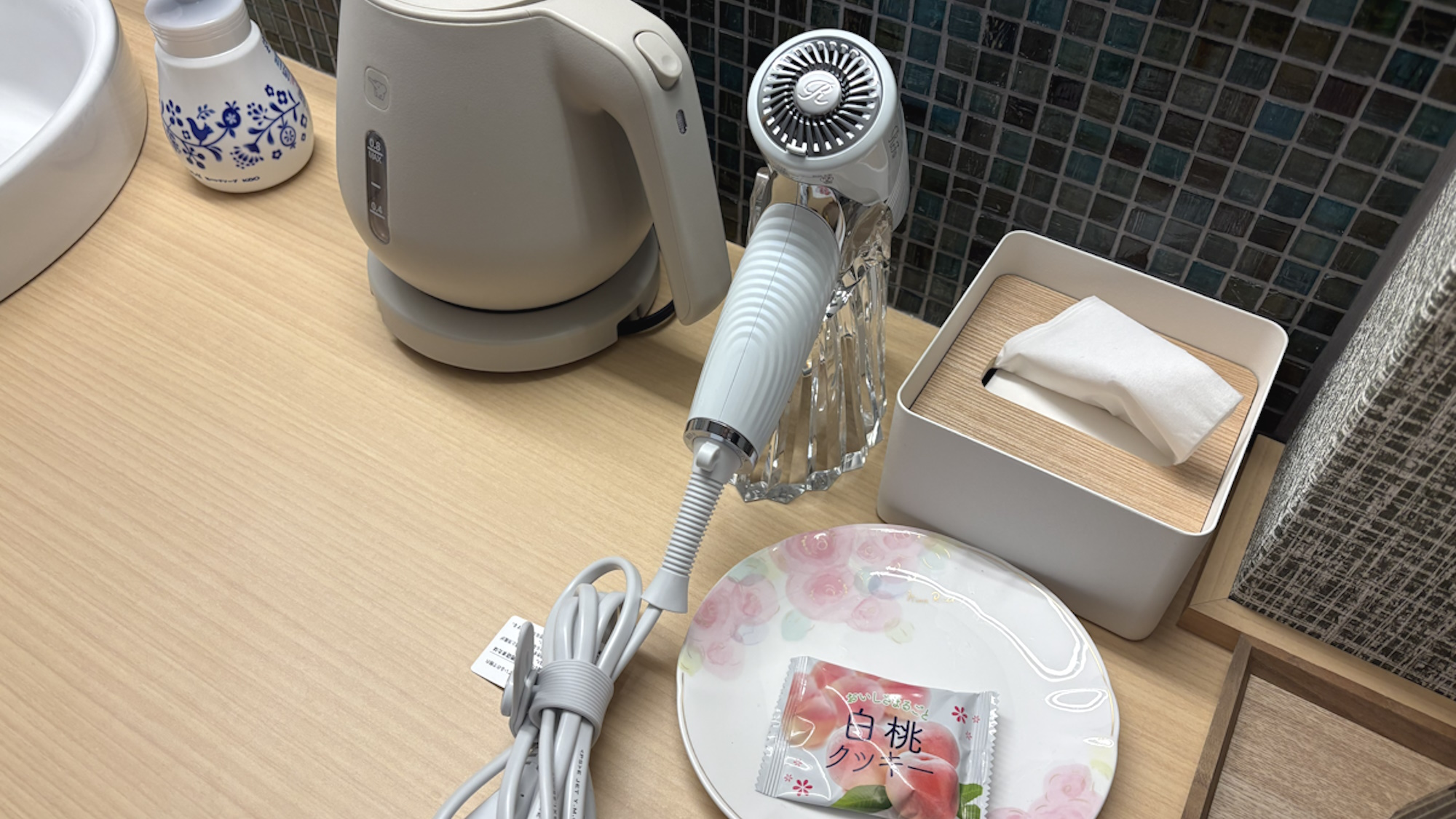 お茶うけのお菓子と天然水をお部屋に備え付けております。