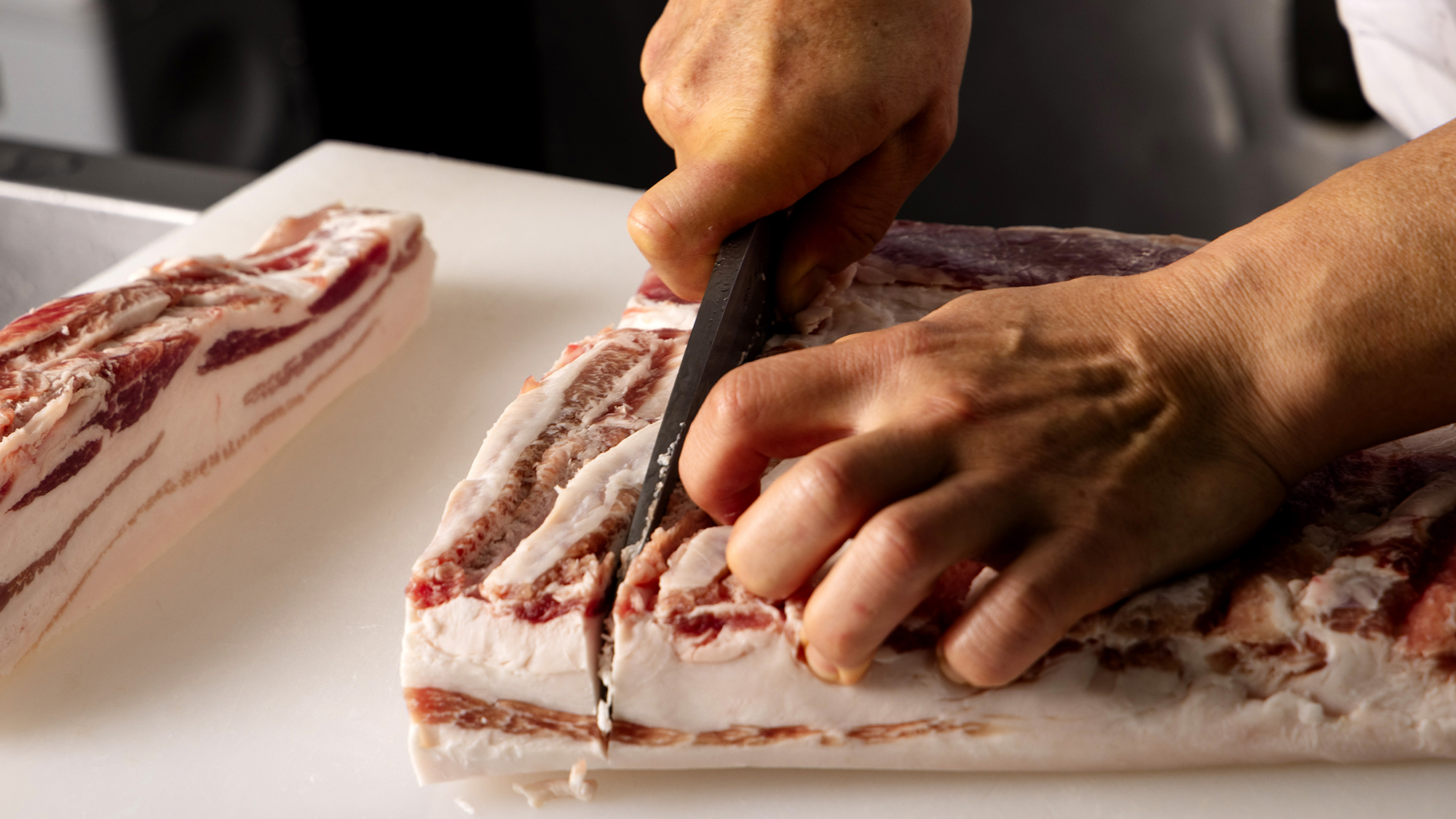 黒豚を軟骨までやわらかく食べられるほどじっくり煮込んだ料理長自慢の逸品です。 ご飯やお酒が進むこと間違いなし！！ぜひご賞味ください。