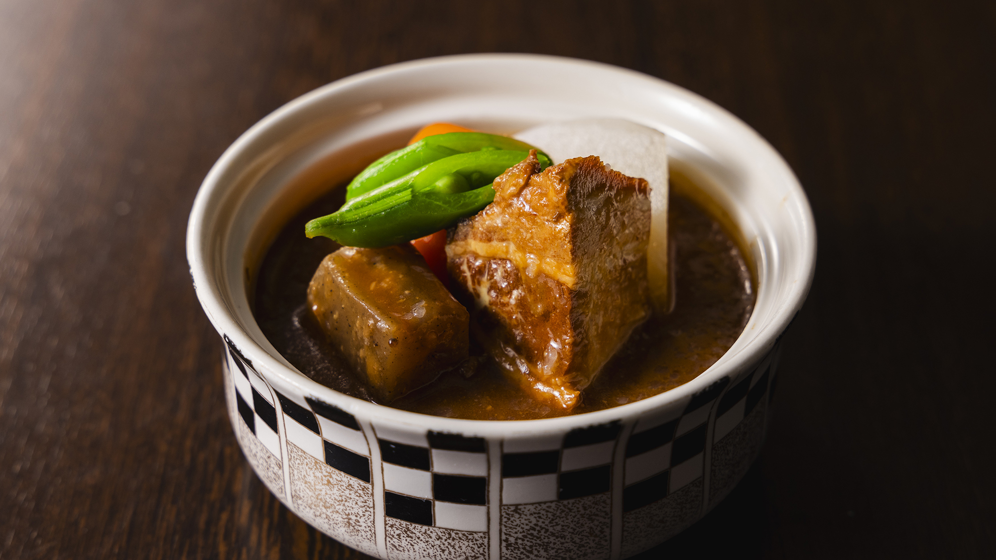 鹿児島の郷土料理で黒糖や味噌を使った深い味わいが特徴です