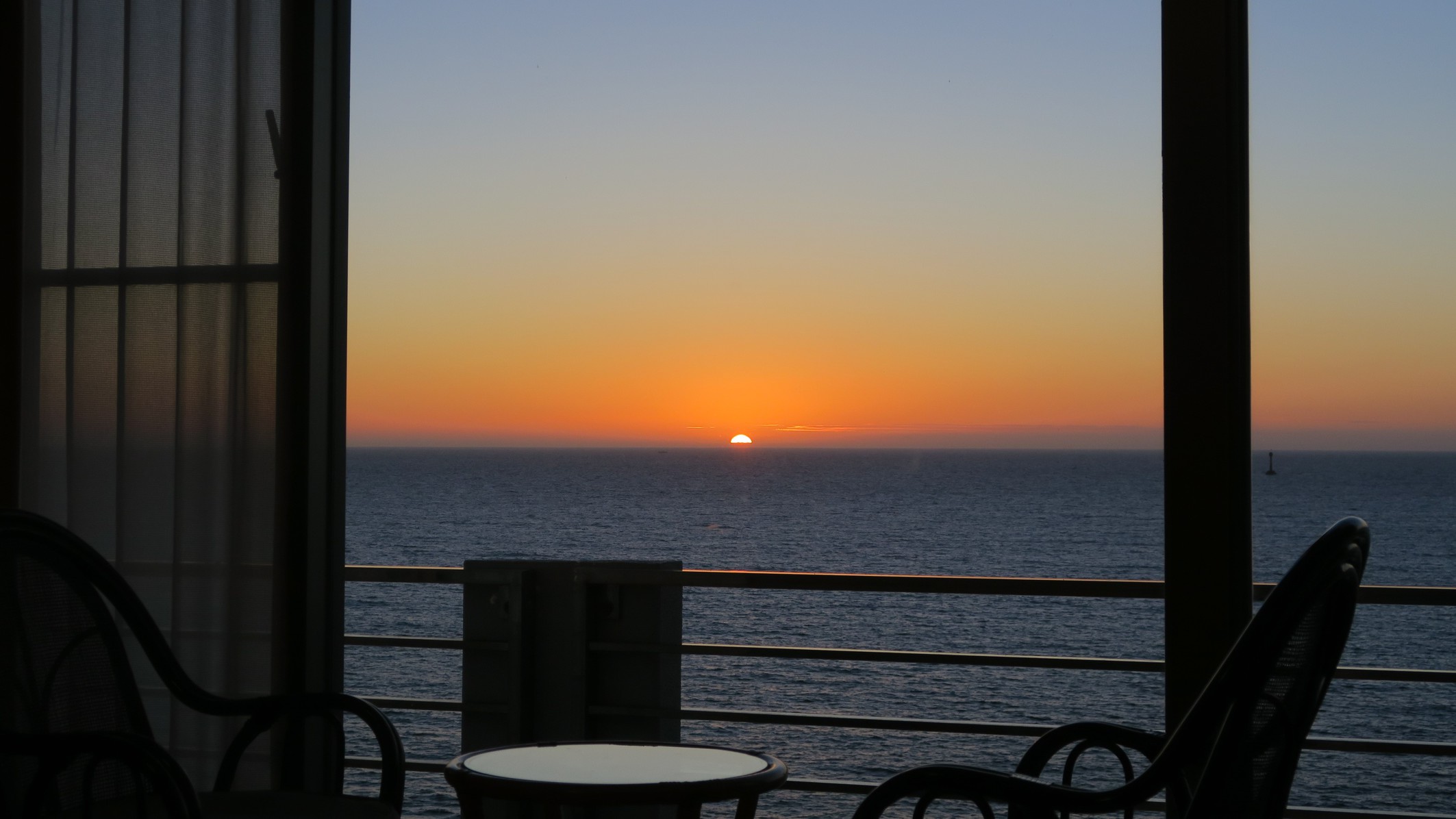 お部屋から相川の夕景を望む