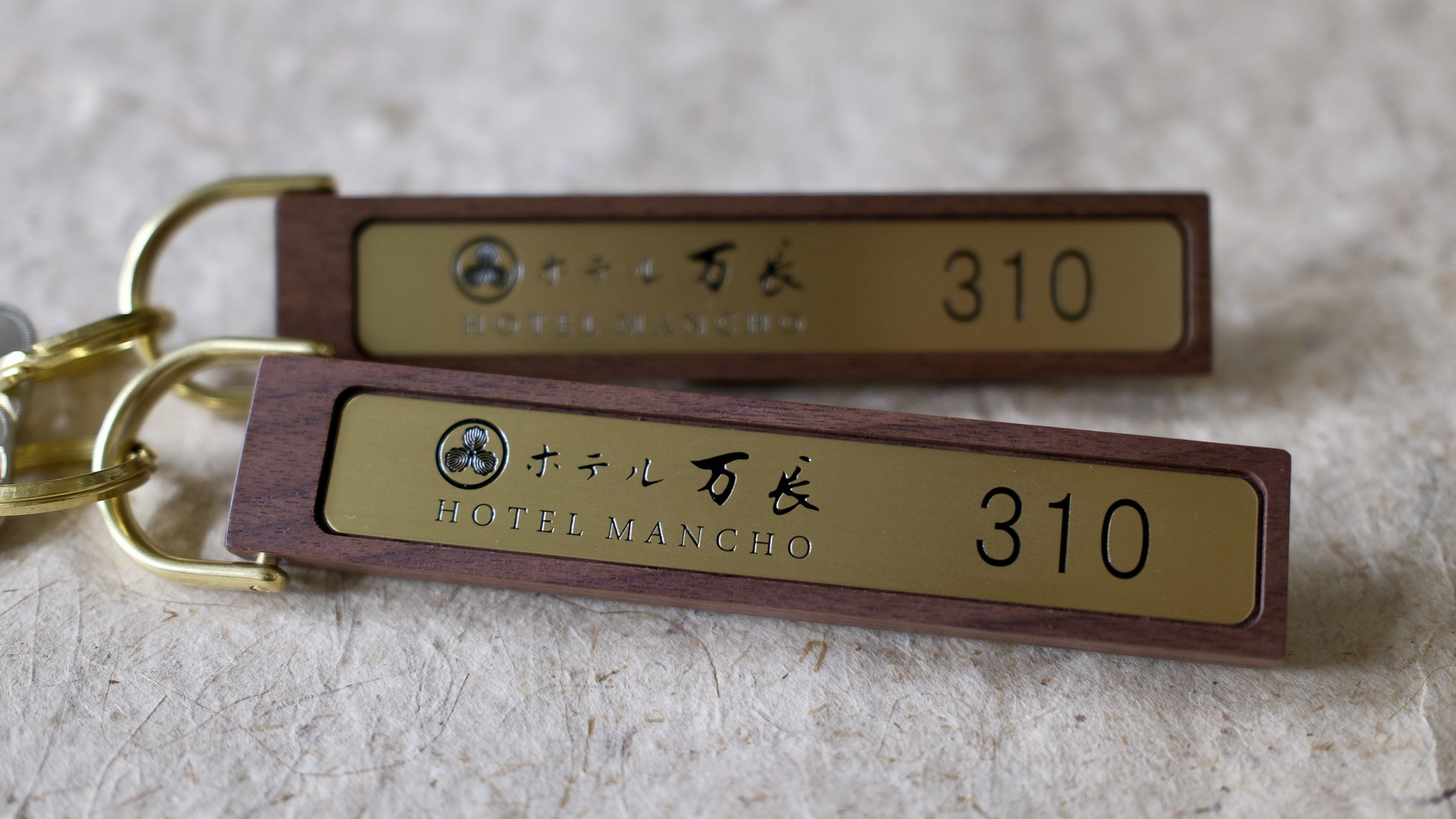 ルームキーは各部屋2本セットでご用意しております