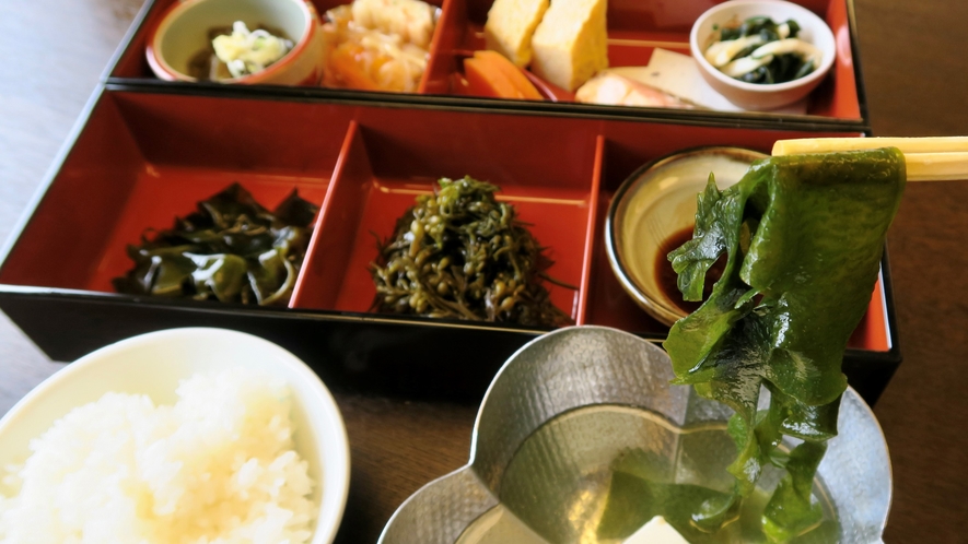【ご朝食例】飛魚出汁の海藻しゃぶしゃぶ、佐渡の郷土料理をふっくら炊きたてコシヒカリと一緒にどうぞ♪
