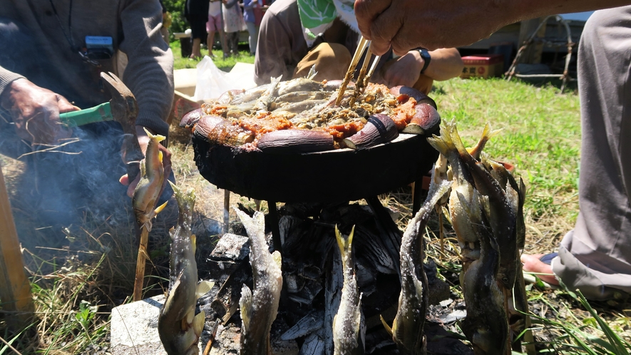 夏の川遊び　佐渡の食文化「鮎の石焼き」