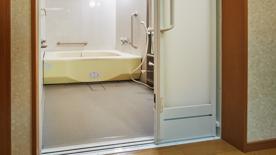 【ユニバーサル和洋室】浴室には手すりを設置しています