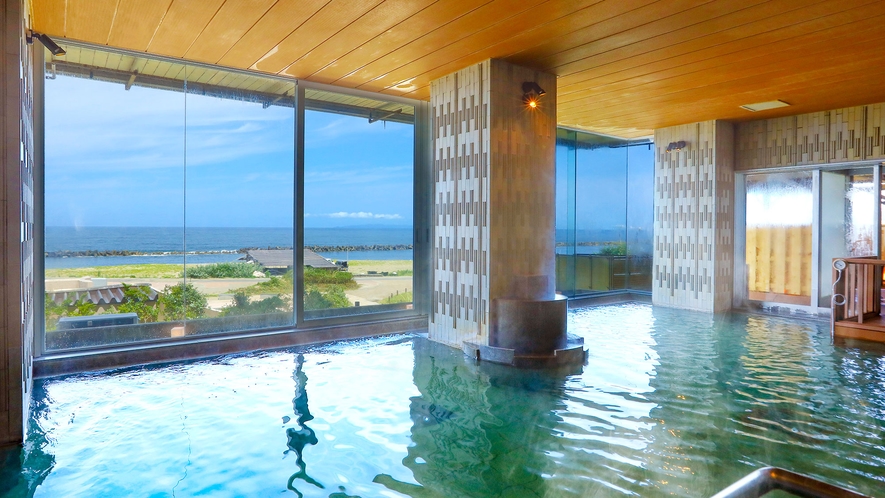 「日本海」男性大浴場／開放感があり、日本海の眺めをパノラマサイズでお楽しみください。