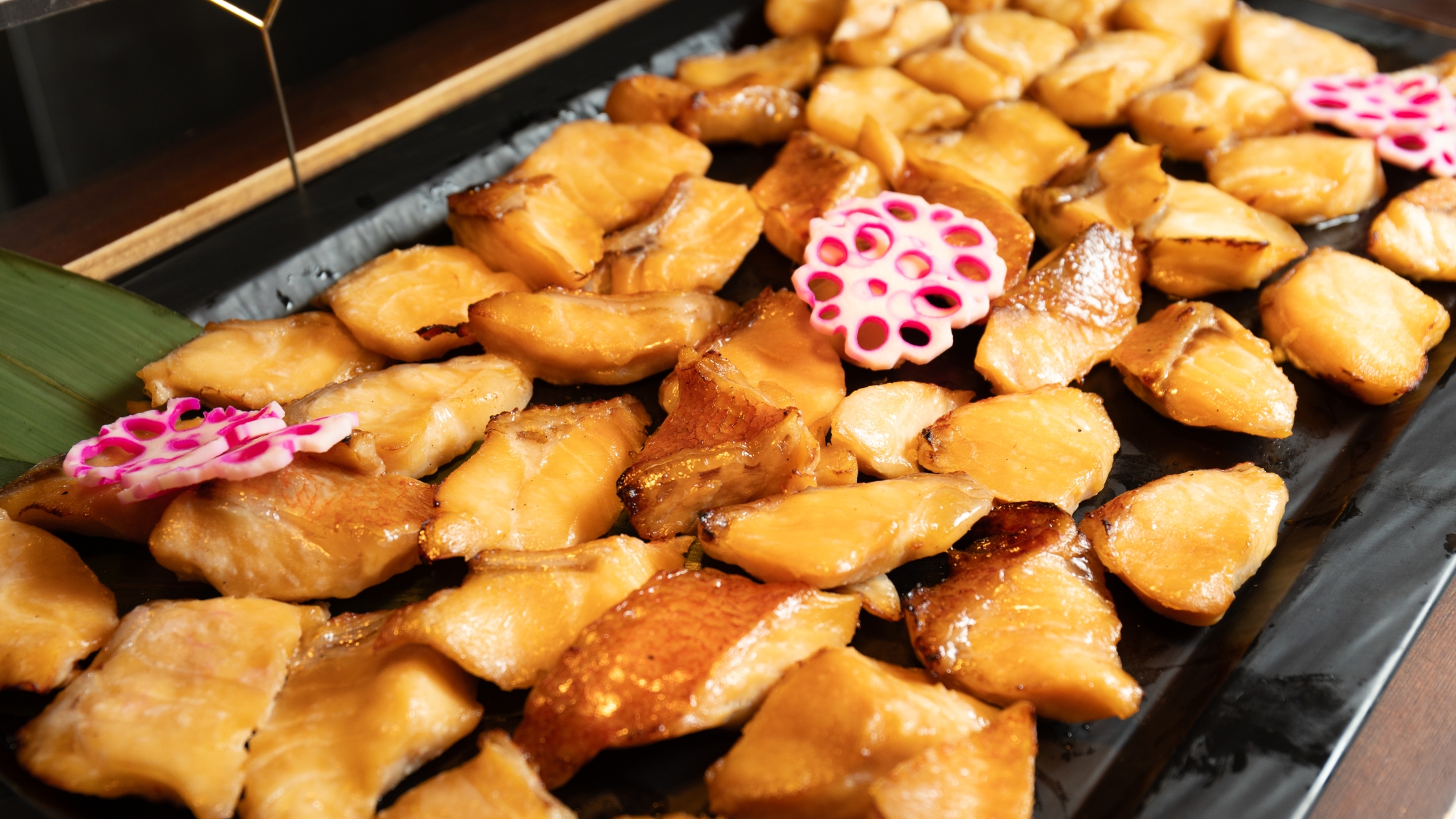 【夕食マルスコイバイキング】料理の一例（知床産 メヌキの幽庵焼き）