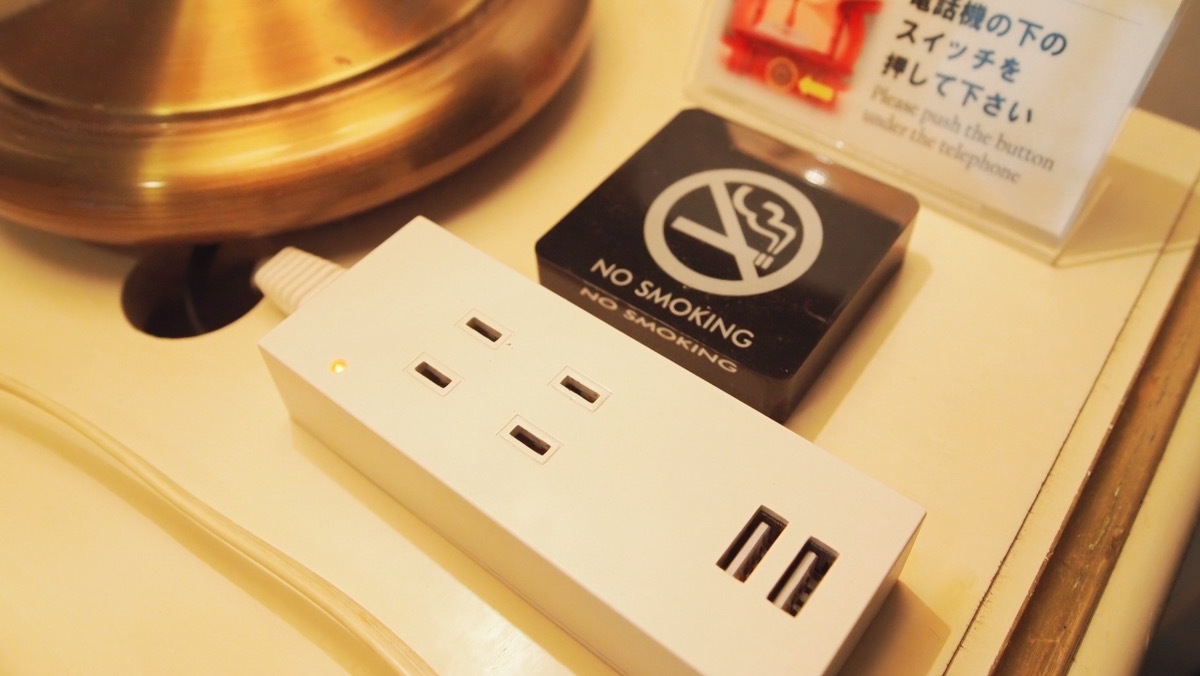 枕元にコンセントをご用意しております。