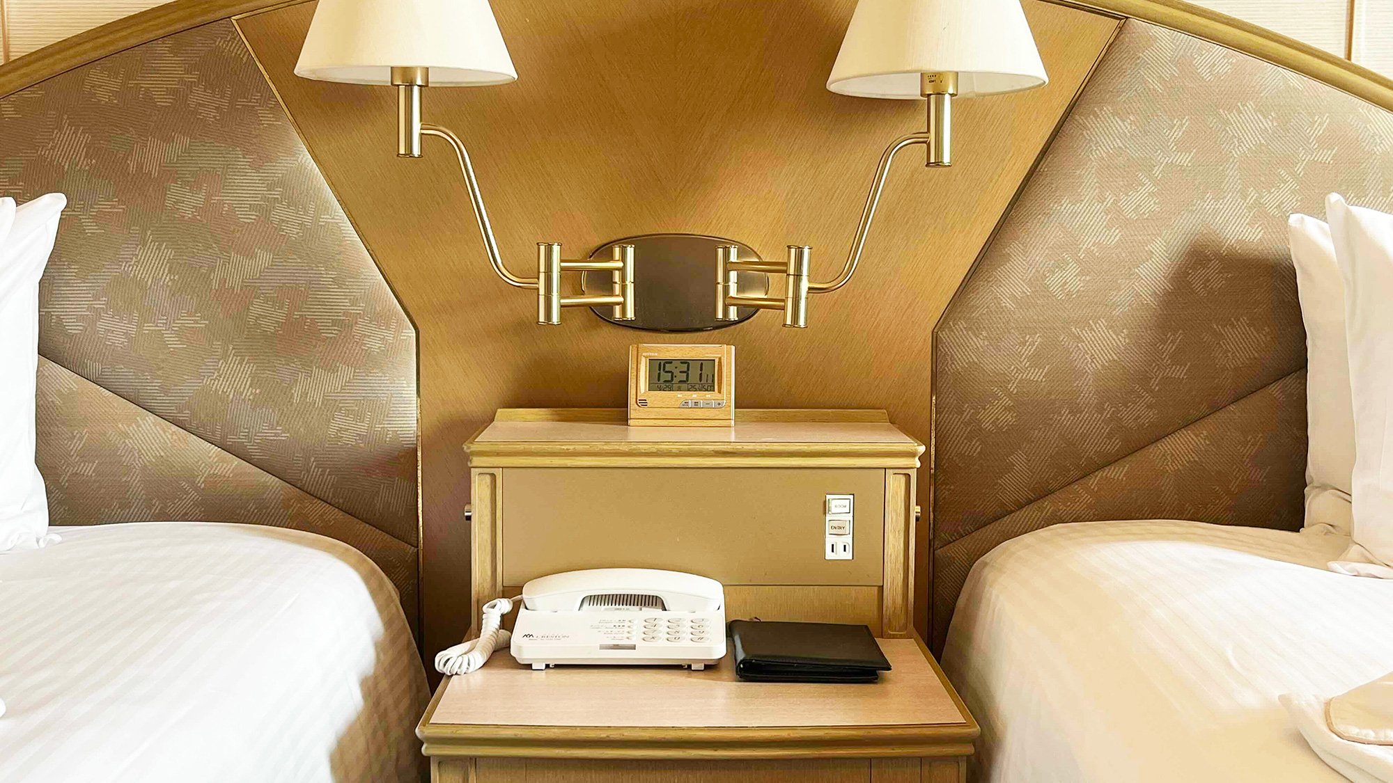 客室ナイトテーブル