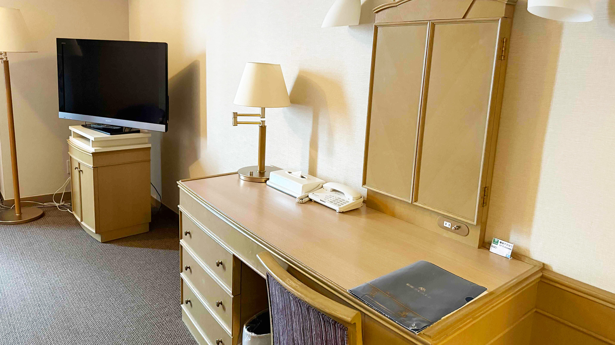 客室ナイトテーブル