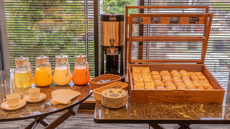 朝食 ミニビュッフェ 焼き立てパン