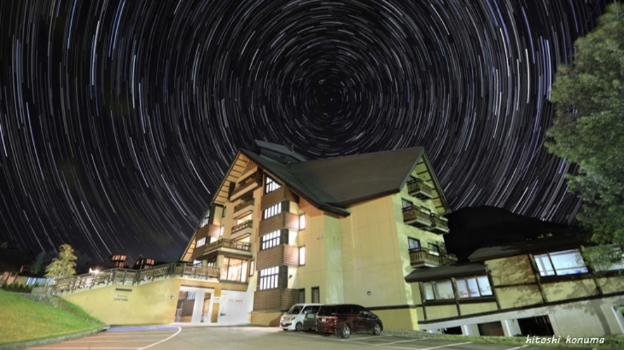 ホテル全景　夜空