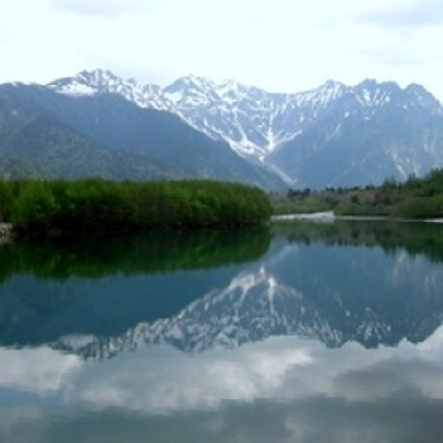 鏡のように映る上高地の山と湖