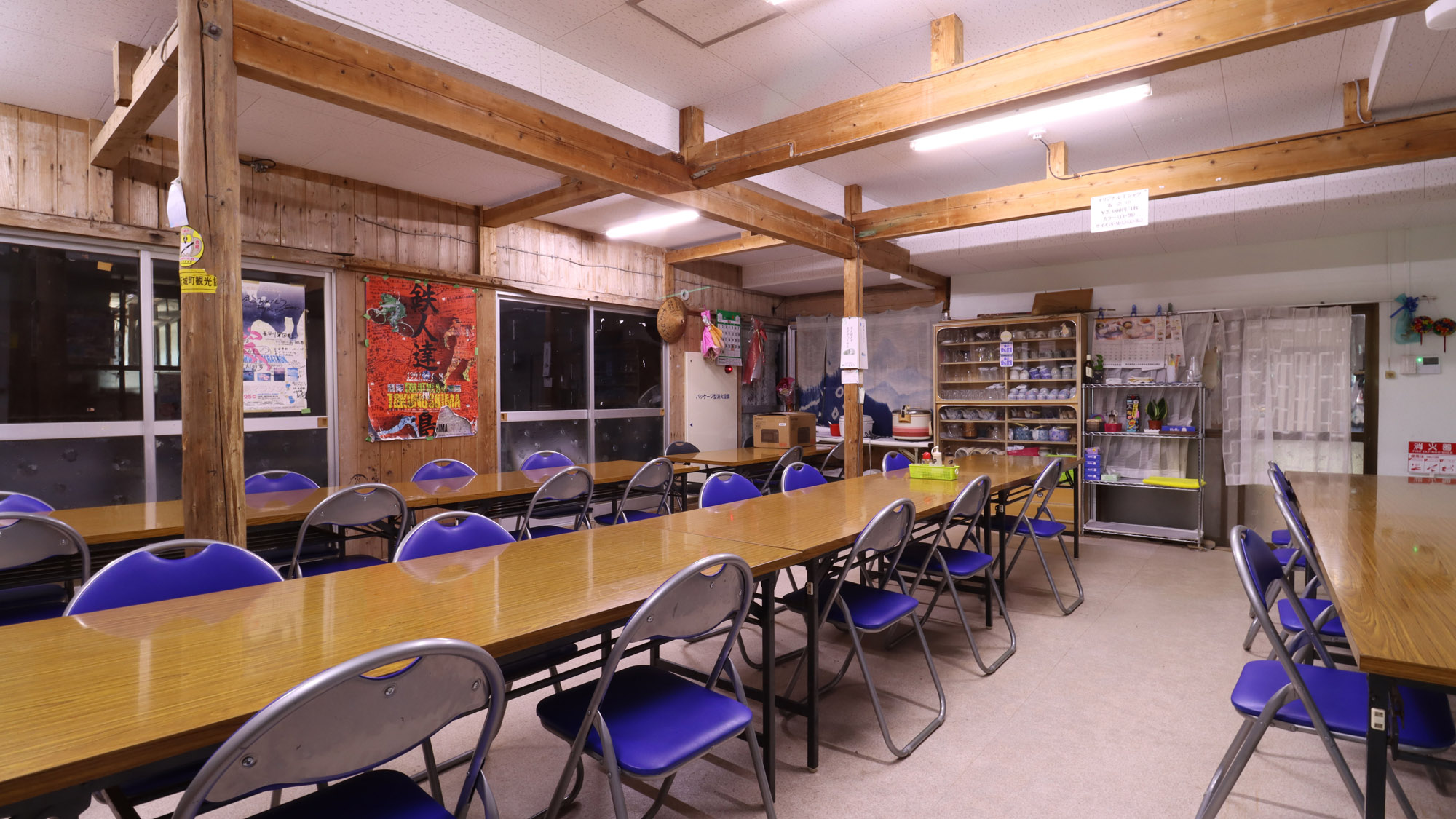 【お食事処】店主や宿泊者同士の談笑をお楽しみください