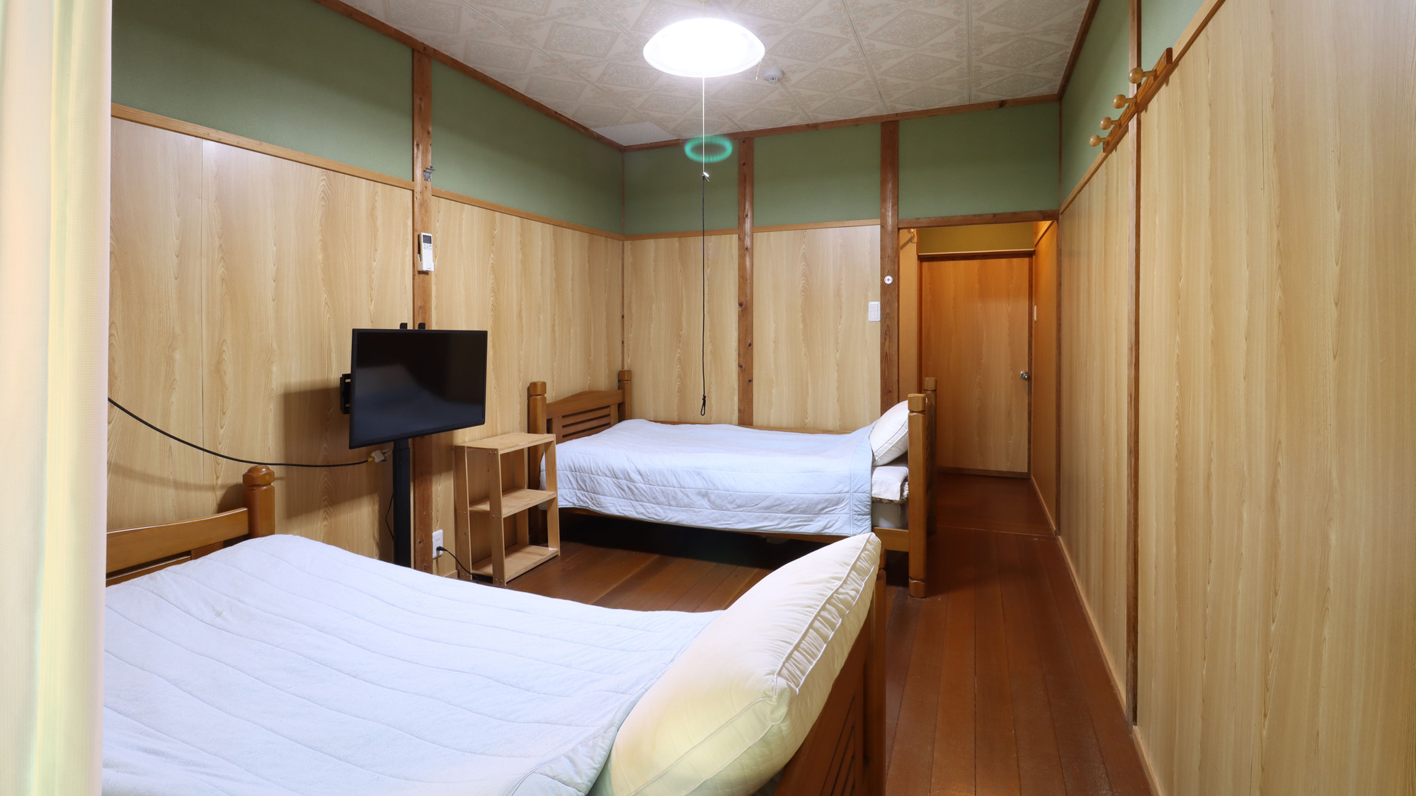 【客室：ツイン】テレビを見ながらお寛ぎください