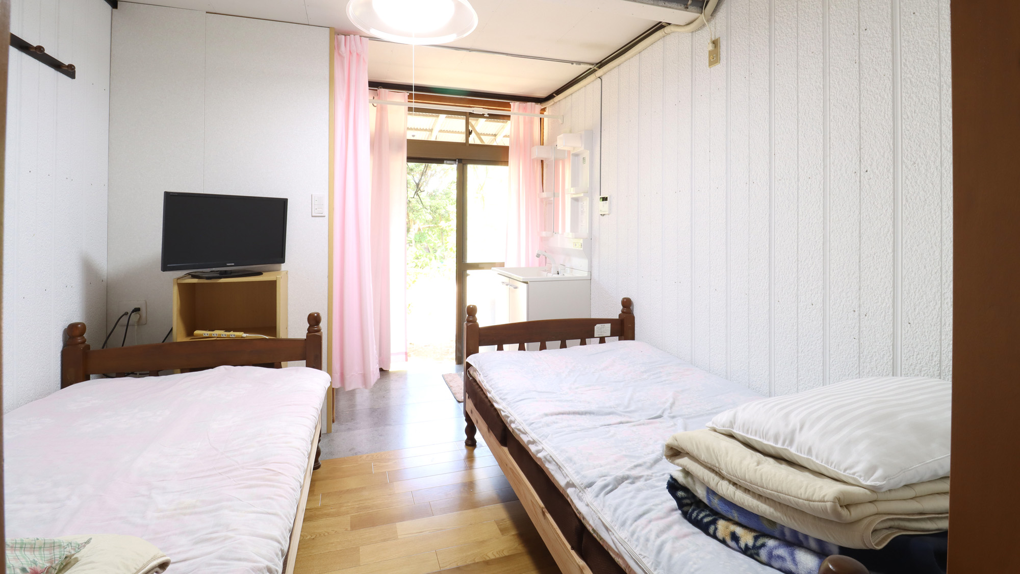 【客室：ツイン】お庭から時々ニワトリの声が聞こえてくるかも！？