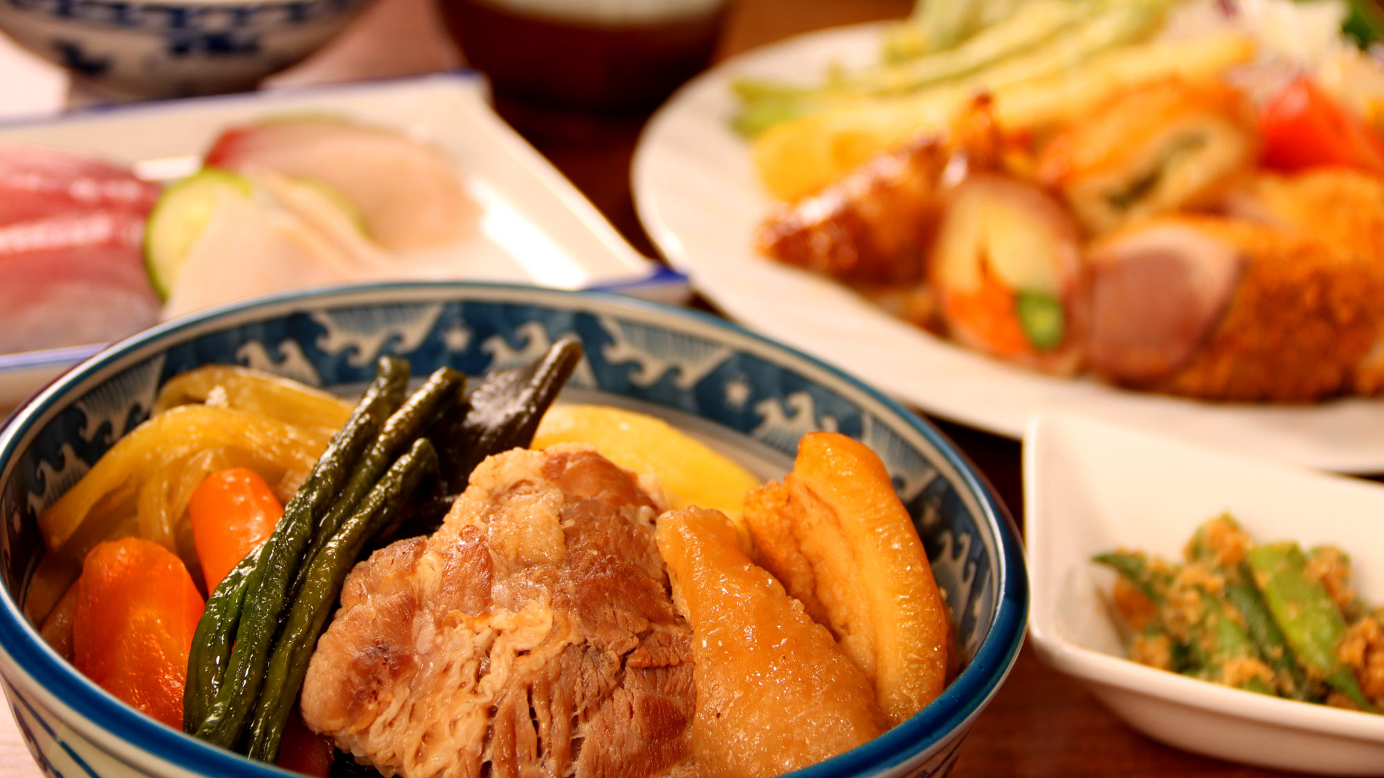 【夕食一例】大きなお肉がゴロっと入った炊き出し