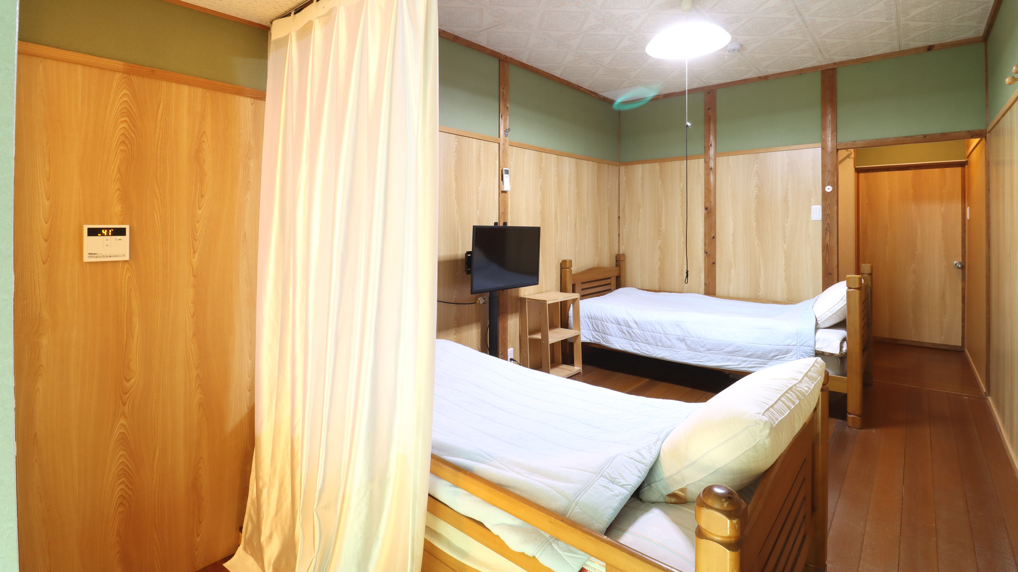 【客室：ツイン】シャワールームとベットの間はカーテンで仕切られています