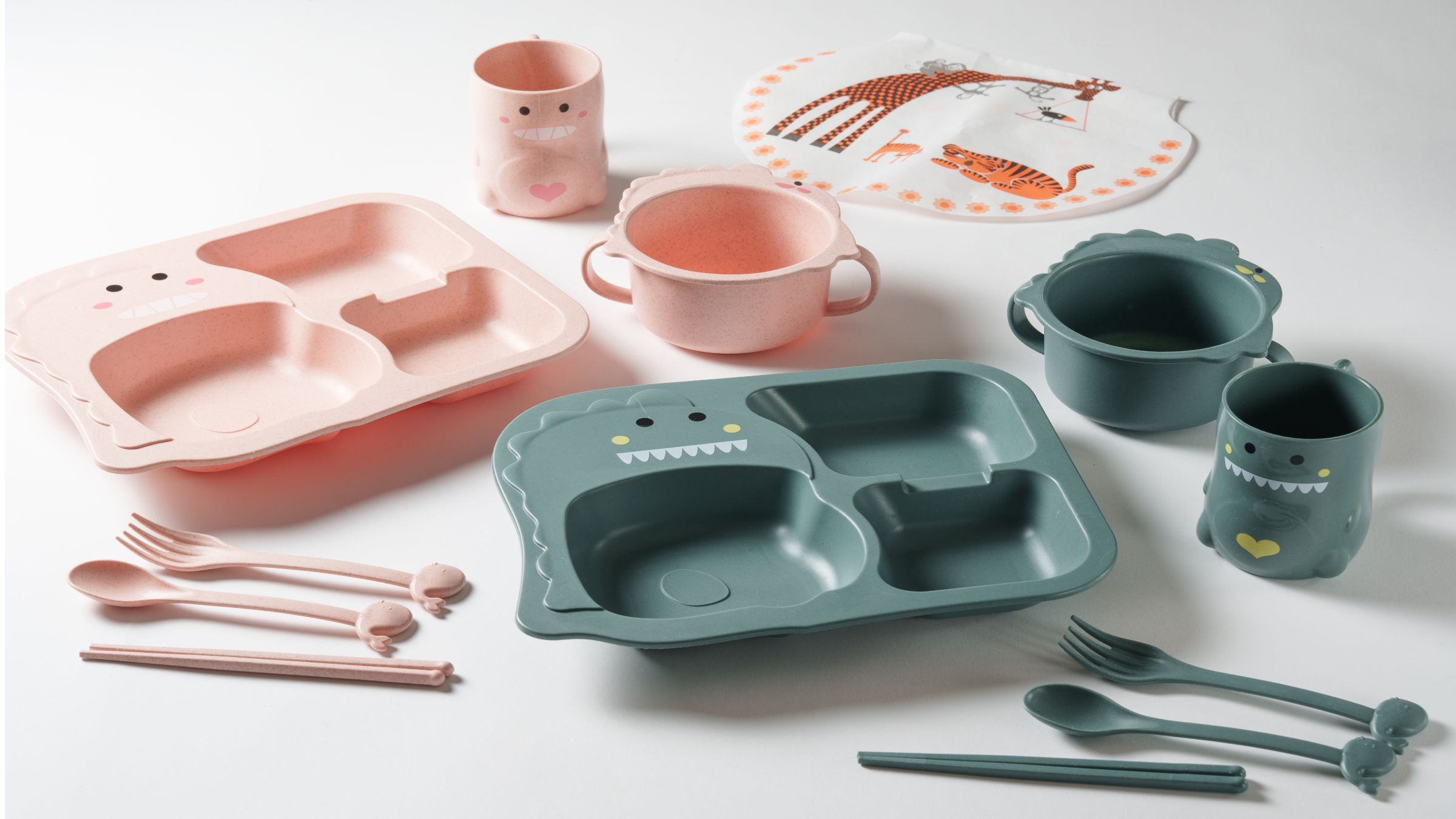 【朝食】お子様用エプロンや食器をご用意しています