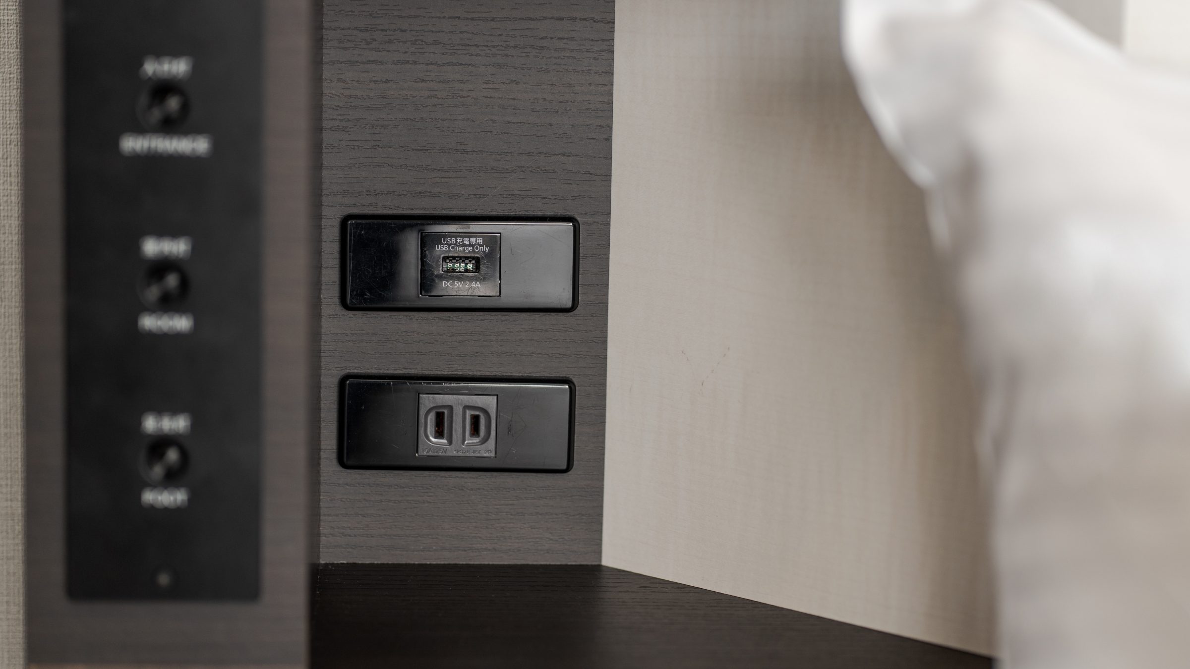 【客室】全室枕元にコンセント・USBポートを完備