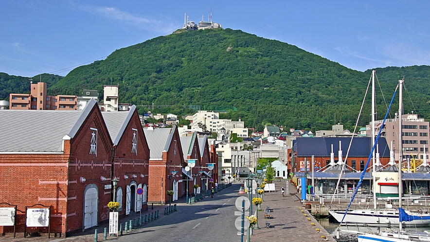 【金森倉庫と函館山】