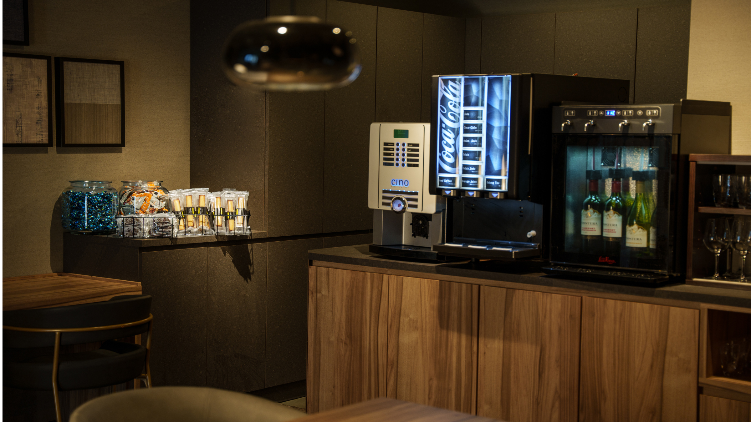 【13階】プレミアルーム限定ラウンジ「カフェ＆バー」