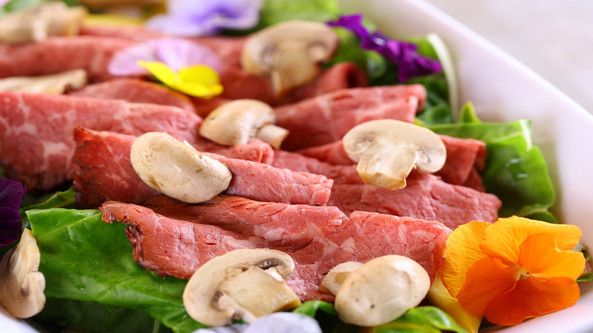 【ビュッフェメニュー】春（2026年3月～2026年5月）ローストビーフのサラダ