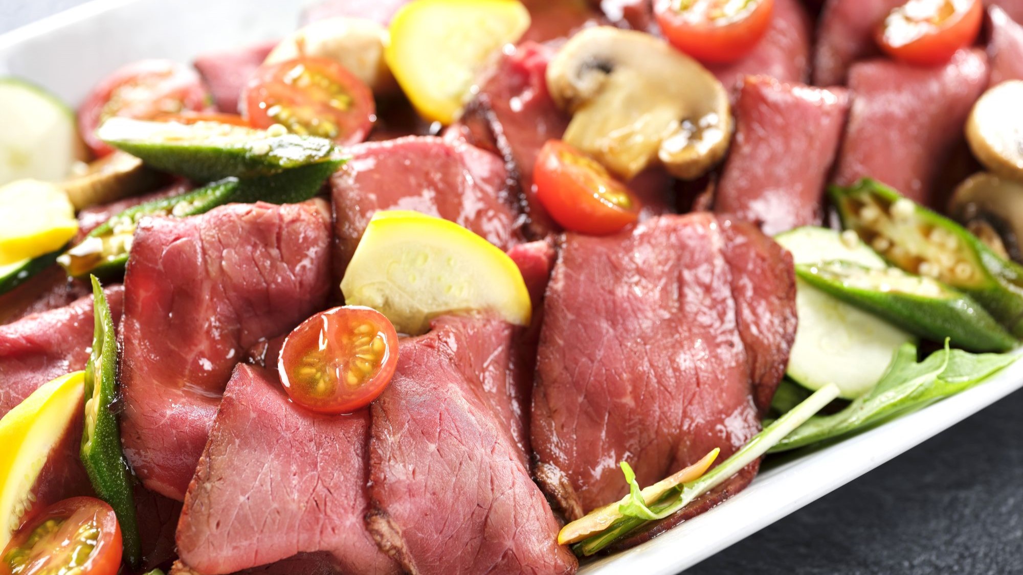 【ビュッフェメニュー】夏（2026年6月～2026年8月）ローストビーフのサラダマッシュルームソース