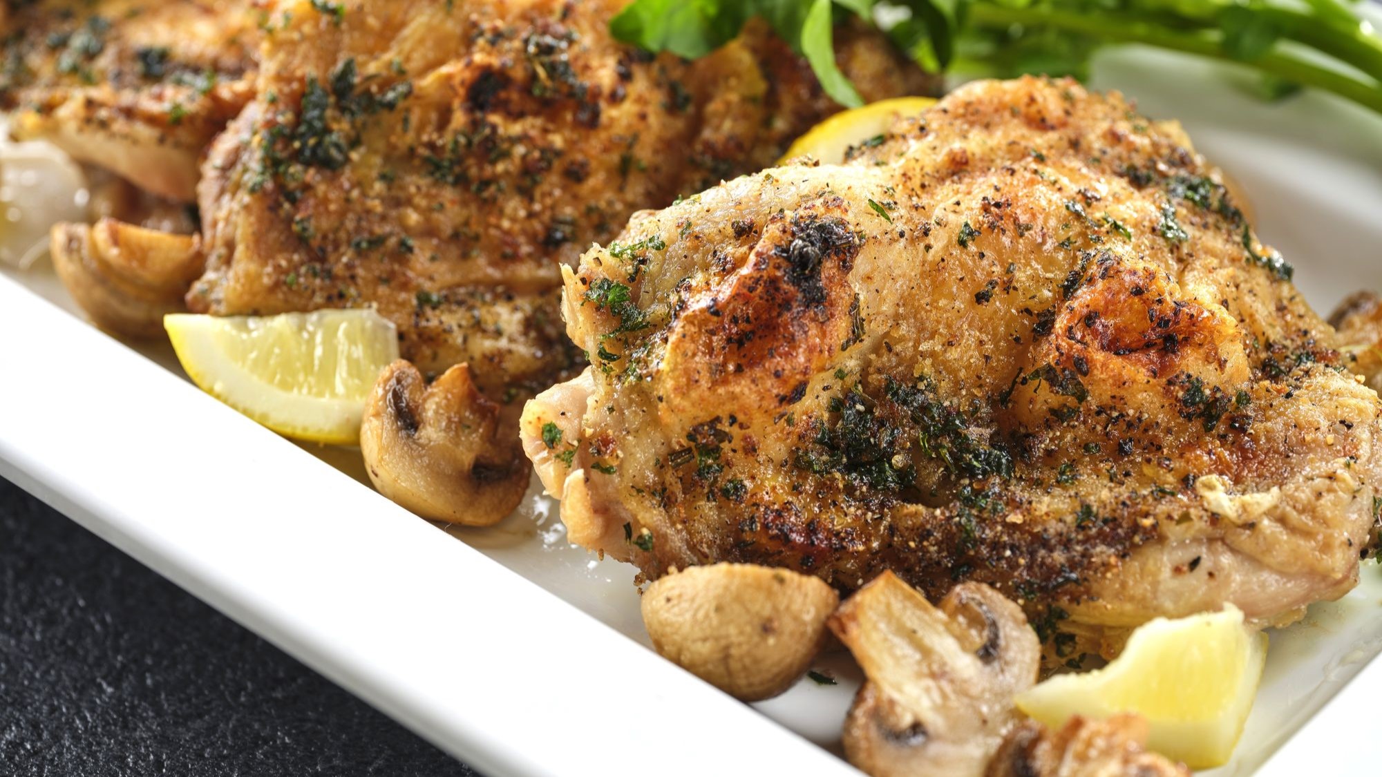 【ビュッフェメニュー】夏（2026年6月～2026年8月）鶏モモ肉とマッシュルームの香草焼き