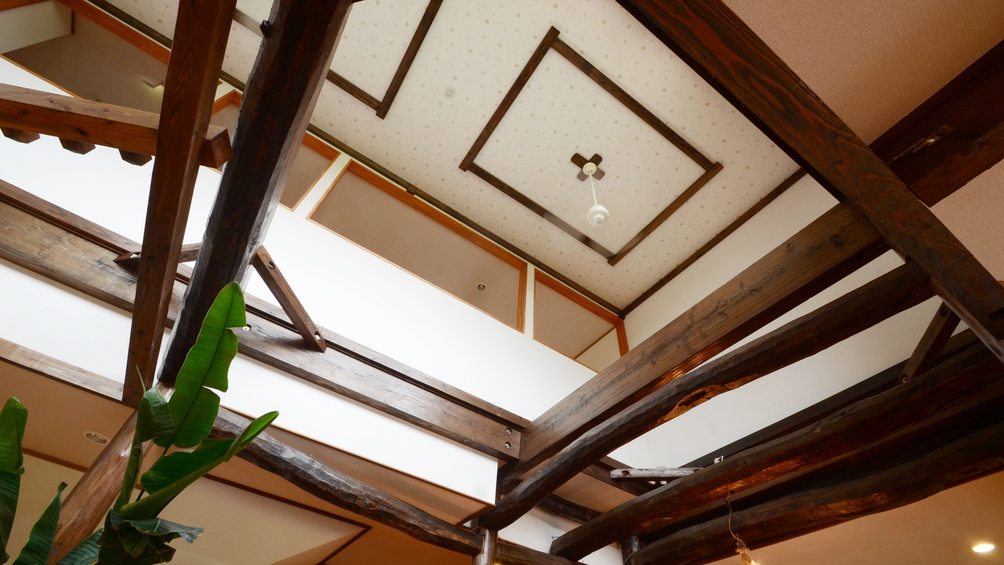 【リビング吹き抜け】リビングの天井は吹き抜けになっており、開放感に溢れています。