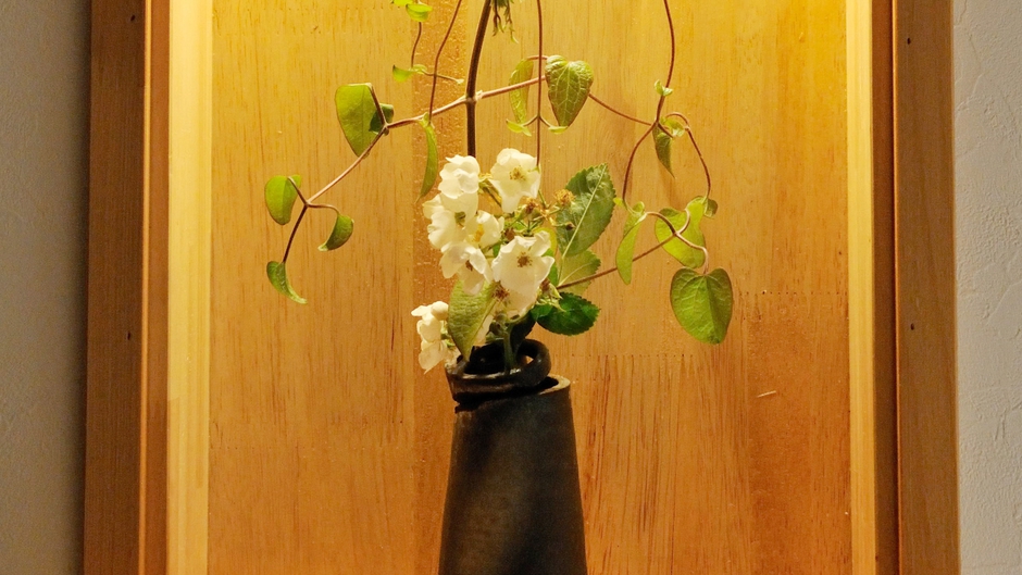 【調度品】館内の至るところに季節のお花が飾ってあります。