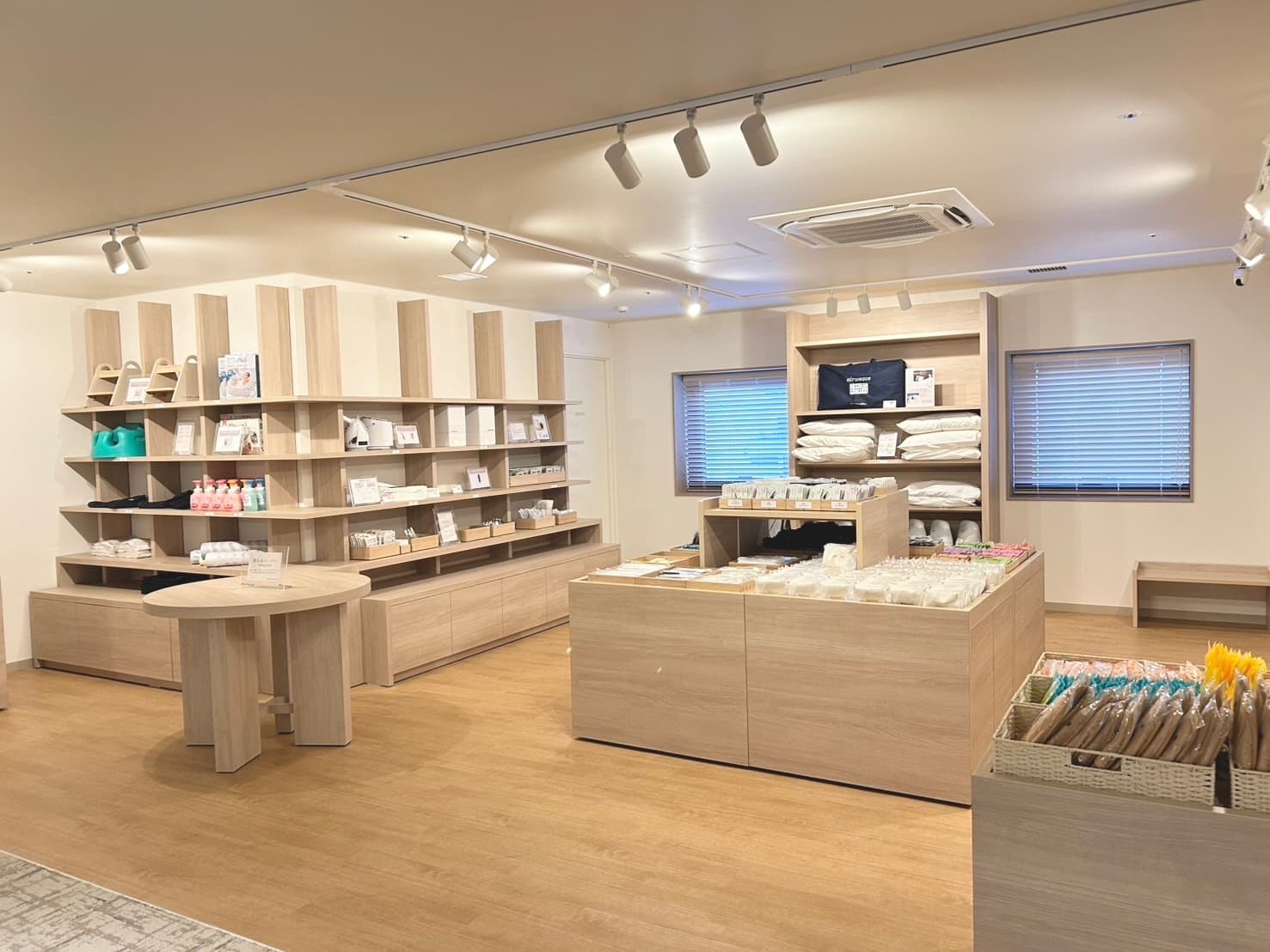 【本館2階】貸出・アメニティコーナー