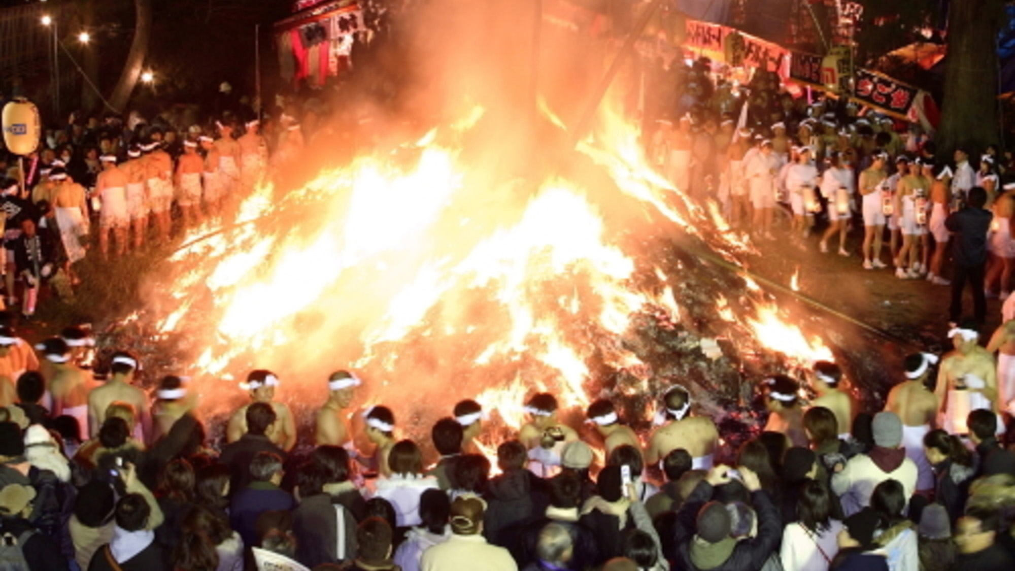 新年の無病息災・商売繁盛を祈る通称どんと祭。【大崎八幡宮の松焚祭】