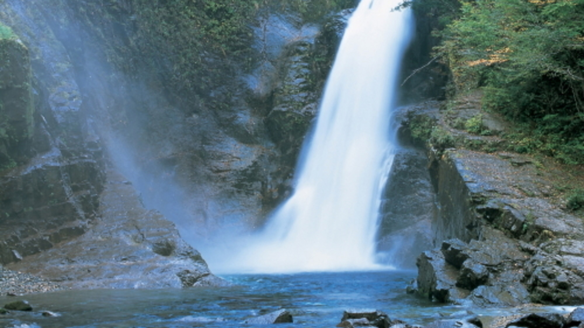日本三名瀑のひとつ。水量が多く迫力満点！【秋保大滝】