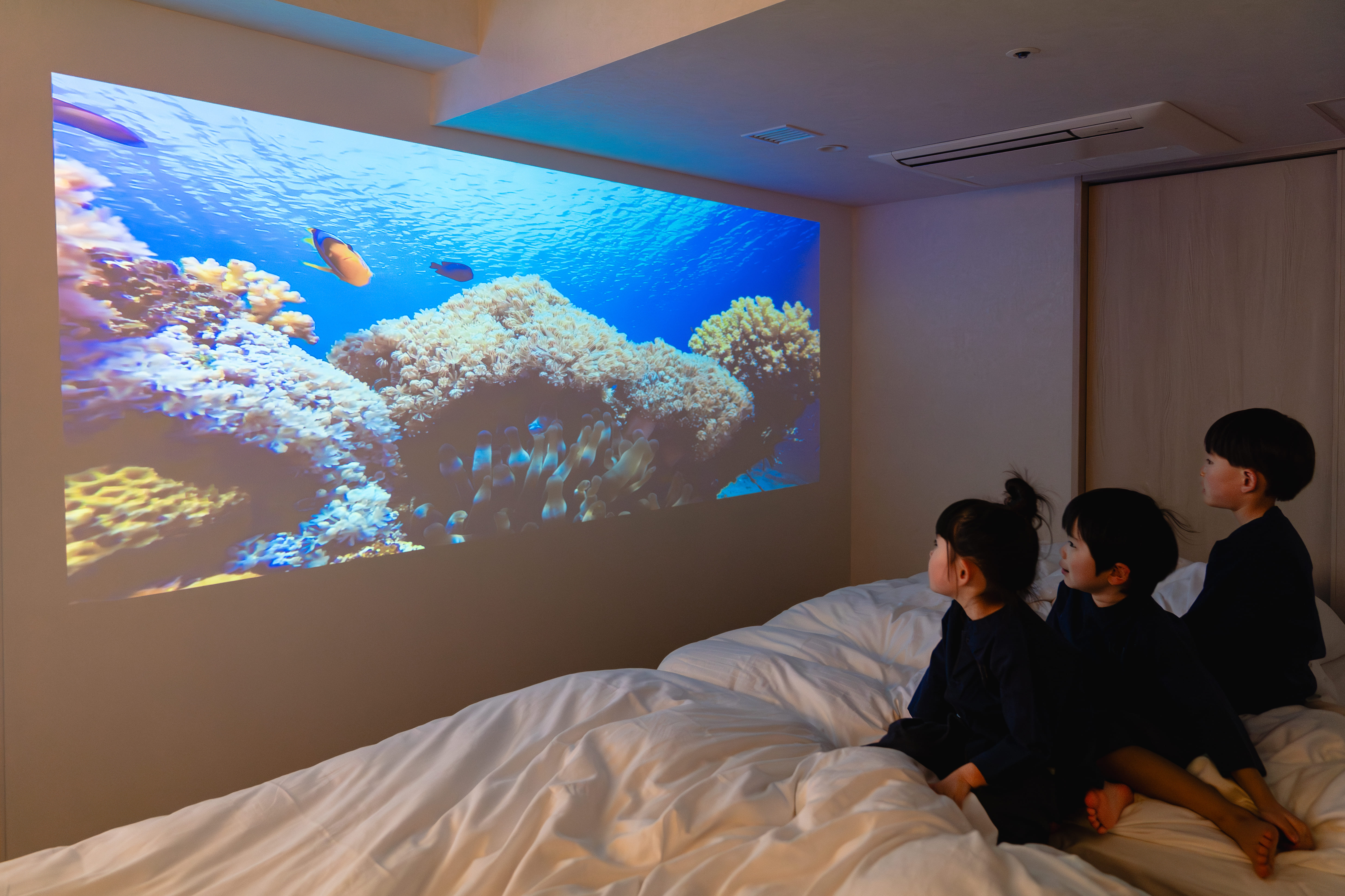 リラックスツインルームはベッド前に大きなプロジェクター設置♪
特大画面でこどもたち大喜び！！
