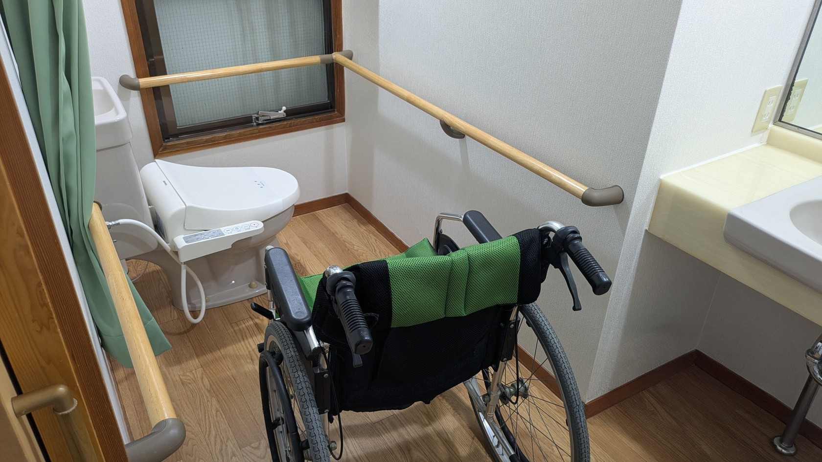 2階 【準バリアフリー】海側和洋室 12.5帖&ツインベッド