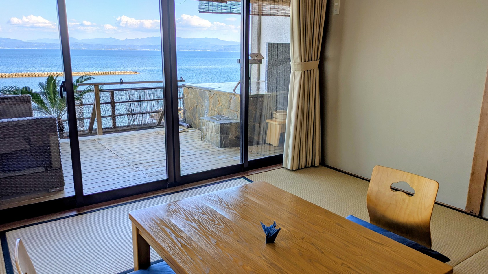 ４階  露天岩風呂付き 和室８帖＋ツインベッド 